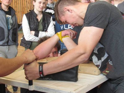  Súťaž v armwrestlingu 
