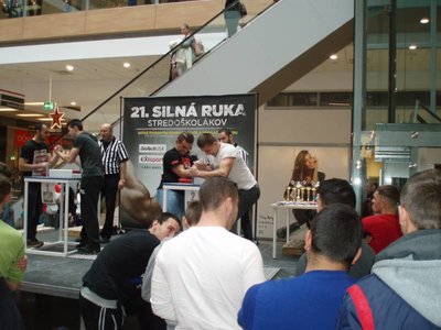 21. Silná ruka stredoškolákov 